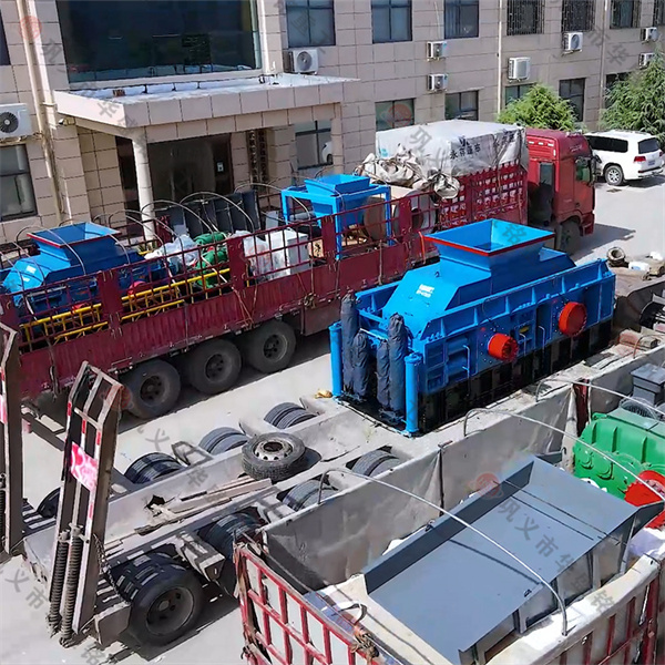 時(shí)產(chǎn)六十多噸左右的液壓對(duì)輥制砂機(jī)多少錢？