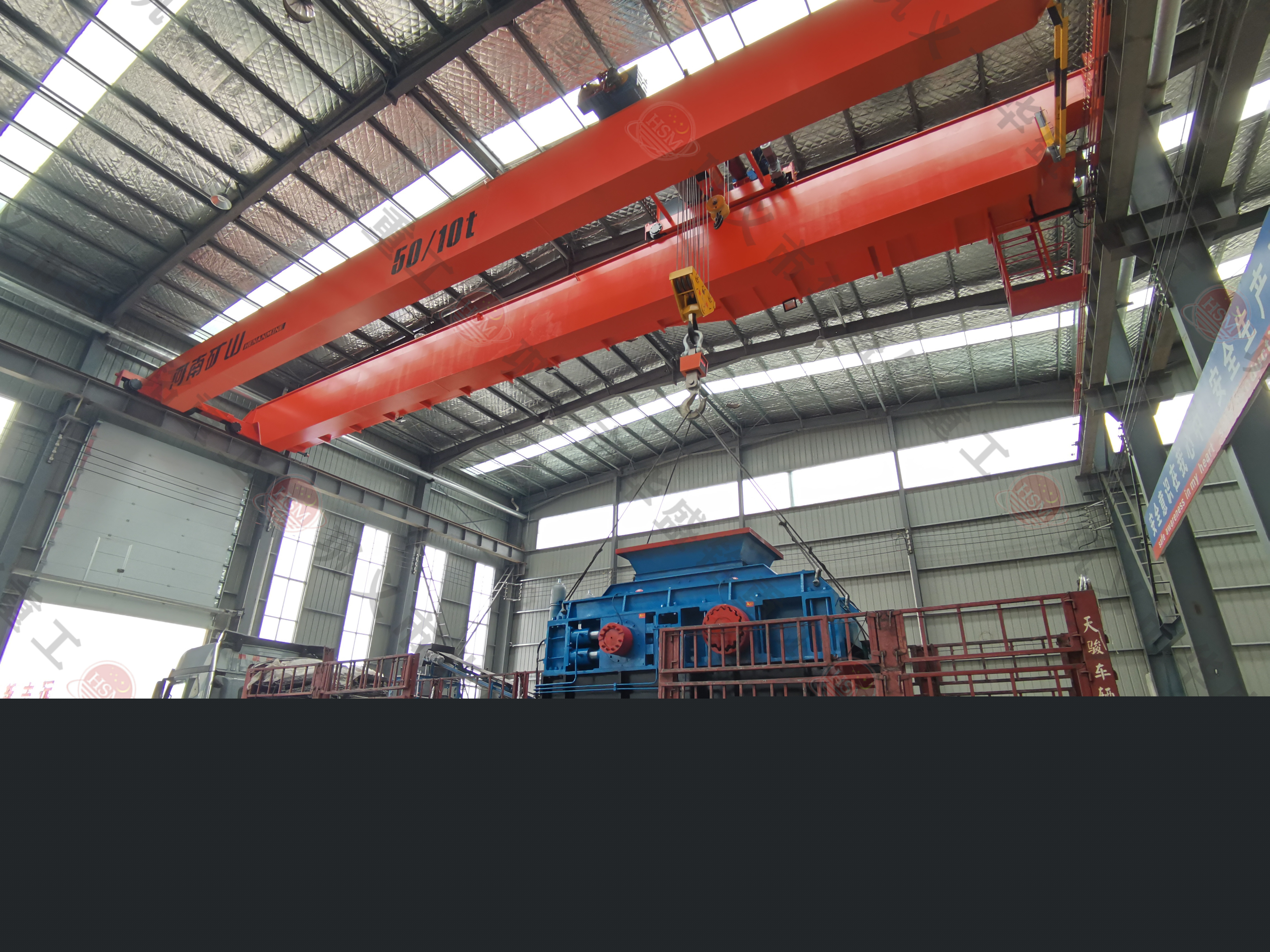 鞏義對輥破碎機(jī)廠家裝車發(fā)貨現(xiàn)場