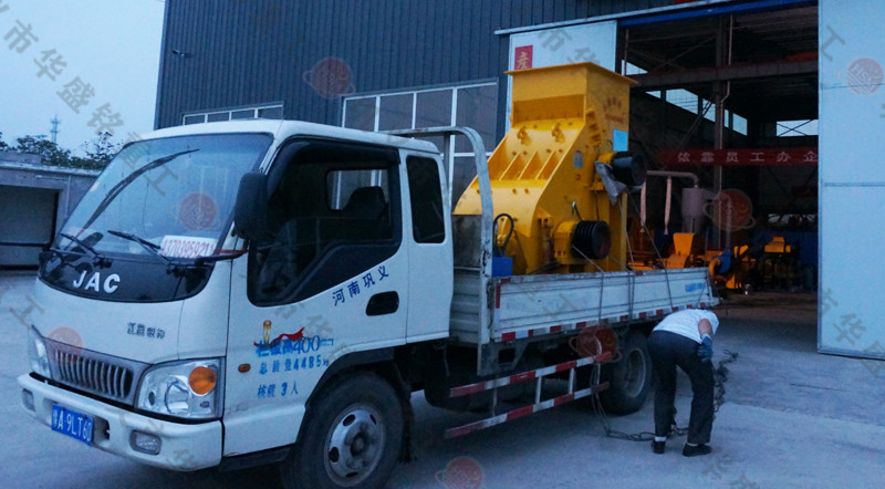 磚廠用粉碎機(jī)裝車(chē)發(fā)往福建龍巖